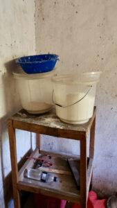 Food storage containers with maize flour
